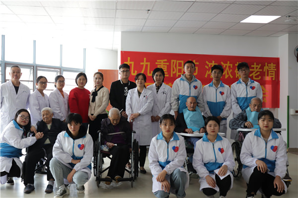 滁州城市职业学院医学系师生来我们中心提供推拿按摩服务和医疗健康咨询志愿服务