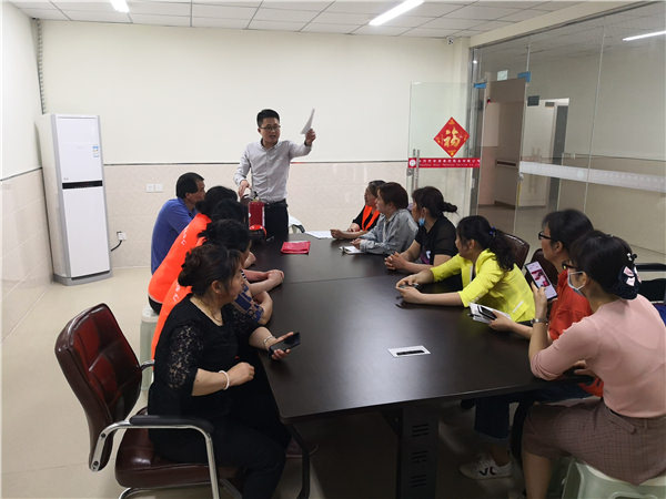 公司组织了全体员工举行消防安全知识培训和现场灭火演习