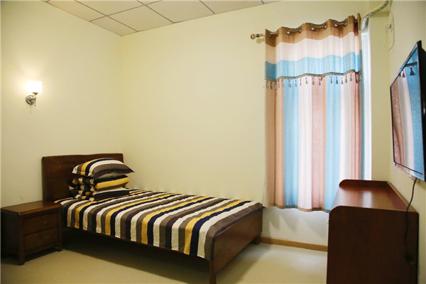 滁州老年护理中心怎样为卧床老人更换床单？